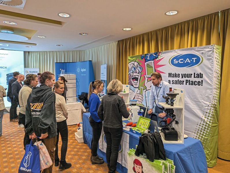 An den Ständen konnten sich die Teilnehmer genaustens über die Services und Produkte informieren, wie hier die Lösemittelsysteme von Scat Europe. (Bild: VCG – Lüttmann)