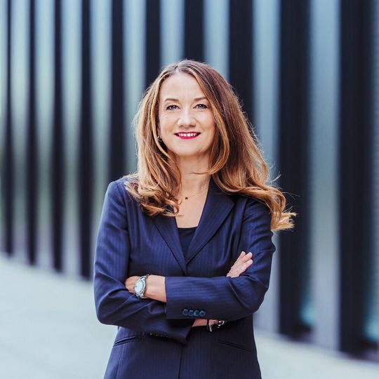 Dr. Barbara Frei ist seit Mai 2021 Executive Vice President des globalen Geschäftsbereichs Industrial Automation bei Schneider Electric. (Bild:  Schneider Electric)