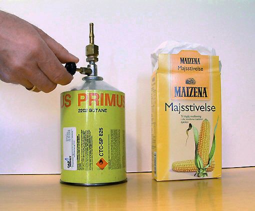 Abb. 2: Eine Butangasflasche und ein Karton mit Maisstärke, beide zur umgebenden Atmosphäre geöffnet.  (Bild: Eckhoff)