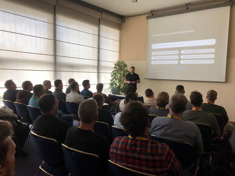 Hohen Andrang gab es auch auf den parallel zum Austellungsprogramm laufenden Fachvorträgen. Beim Vortrag von Philip Post von Atlas Copco waren die Stühle bis auf den letzten besetzt und Stehplätze wurden auch bereits rar. (Bild: VCG/Juliana Pfeiffer)