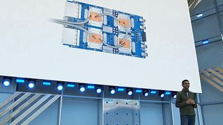 Das TPU-Motherboard zeigt eine direkte Flüssigkühlung: Vier Chips auf jeder Karte und Kühlmittel, das über jeden ASIC läuft und Hitze an die Kupferkühlplatten abgibt.  (Google)