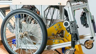 Einen Rollstuhl, der auch enge Treppen steigen kann, haben Forscher der TU München entwickelt. Das Gefährt verfügt über zwei zusätzliche Füße.  (Bild: Uli Benz / TU Muenchen)