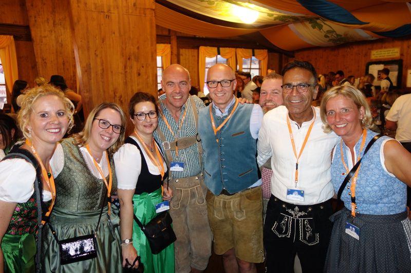 (r.) Stephanie Steen, IT-BUSINESS, feiert mit dem NEC Team in der Bräurosl. (Bild: IT-BUSINESS)