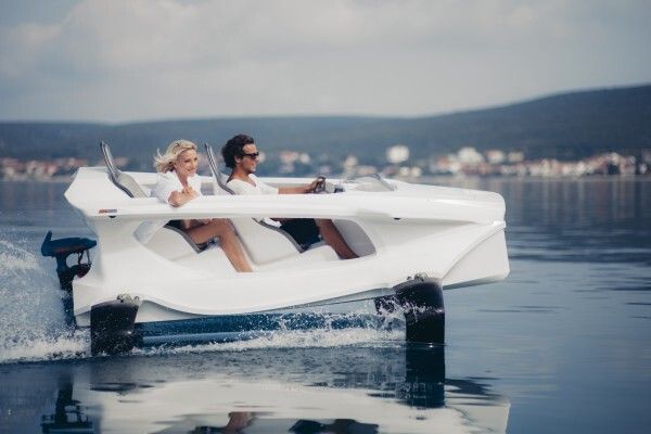 Die Tragflächen heben das Gefährt aus dem Wasser, was den Wasserwiderstand deutlich reduziert und eine sehr effiziente Fortbewegung ermöglicht. (Quadrofoil)