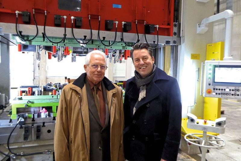 Freuen sich über die gelungene Zusammenarbeit: Lajos Novotni, Präsident der Hajdu-Unternehmensgruppe (l.), und Oliver Dörmann, Geschäftsführer der Walter Neff GmbH Maschinenbau in Karlsruhe, bei der Inbetriebnahme der Tiefziehpressen im ungarischen Téglás. (Dietmar Kuhn)
