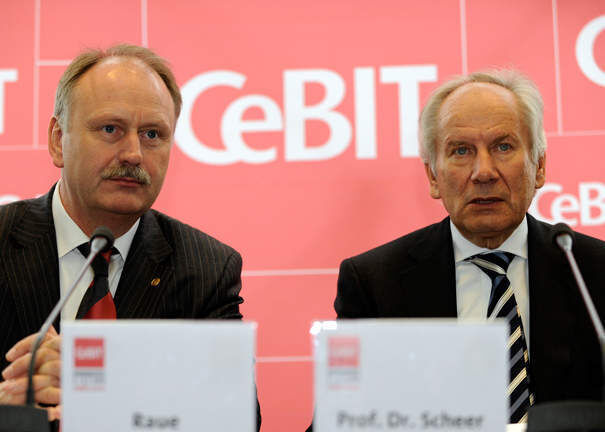 Messechef Ernst Raue (l.) und Bitkom-Präsident Prof. August-Wilhelm Scheer ziehen gemeinsam eine positive Halbzeitbilanz der CeBIT 2009. (Archiv: Vogel Business Media)