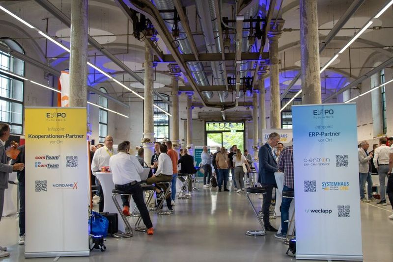 Frühzeitiger Besucherandrang: Bereits kurz nach 9 Uhr füllte sich die historische Fleischmarkthalle in Karlsruhe mit zahlreichen Gästen der FutureWork Expo 2025. (Bild: ITscope)