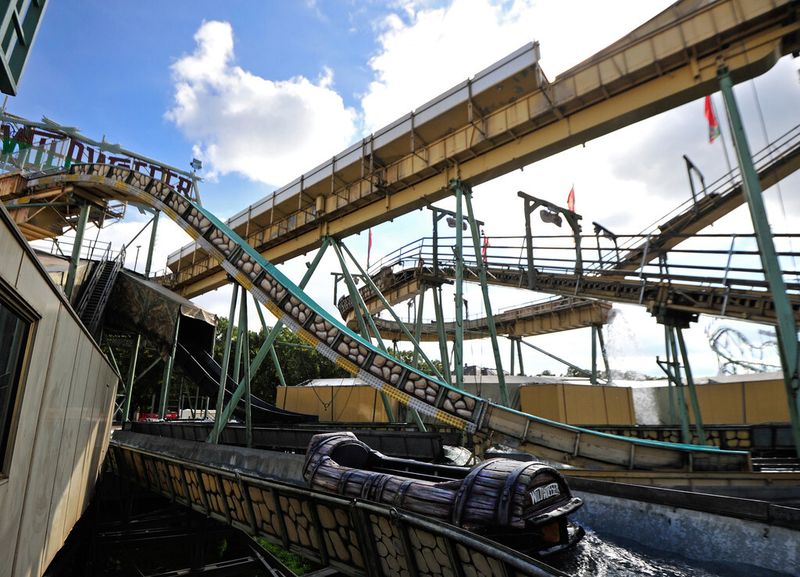 Reliable technologies for decades: Almost all the drives and control systems used in world's largest mobile wild water ride are from Siemens. (Copyright: Siemens AG)