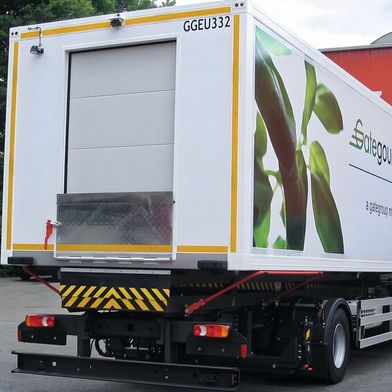 Das Cargo-Tor CT-39 von Novoferm eignet sich insbesondere für Frischdienste und bietet zahlreiche Ausstattungsoptionen für unterschiedliche Einsatzbereiche. (Bild: Novoferm)