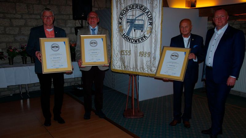 Johannes Büchel, Siegfried Jahn und Harald Scholz erhielten von ZKF-Präsident Peter Börner (v. l.) die goldene Ehrennadel des ZKF.  (Bild: Wenz|»Fahrzeug+Karosserie«)