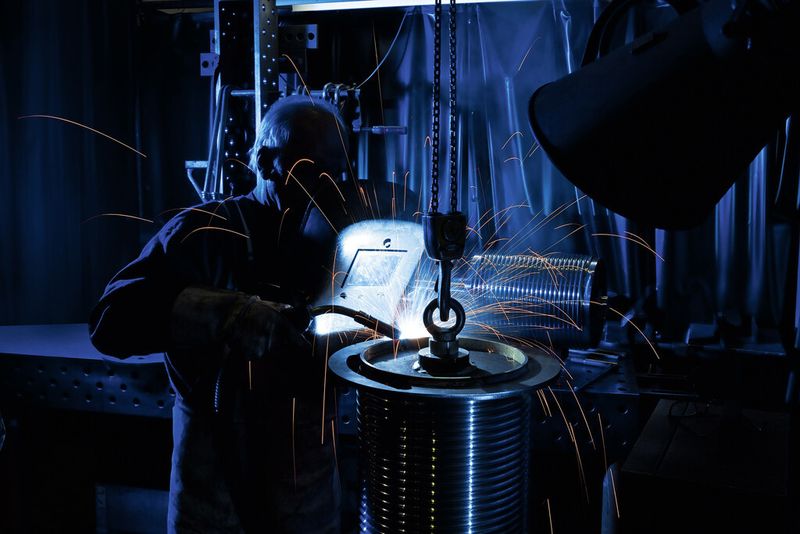 Rund 90 Mitarbeiter arbeiten in der Produktion von Columbus McKinnon in Kissing. Im Bild: Schweißarbeiten zur Herstellung einer BETA-Winde von Pfaff-silberblau. (Bild: Columbus McKinnon)