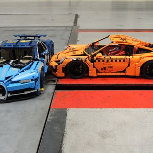 Beide Lego-Fahrzeuge kurz vor dem Zusammenstoß.(Bild:  ADAC)