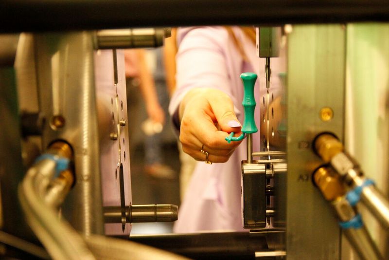 ... sowie die Entnahme des umspritzten Teils durfte jeder Besucher händisch selbst durchführen. (Bild: Breunig – VCG)