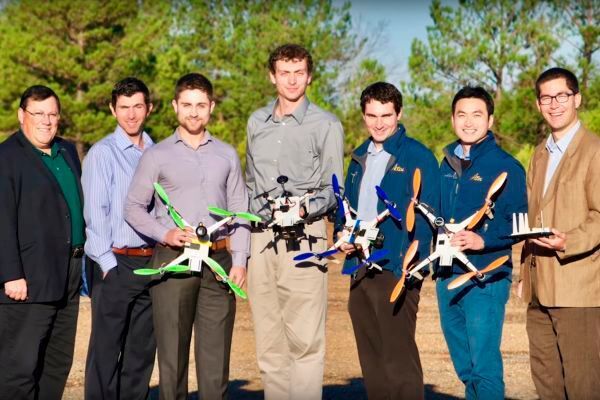 John Gerdes und sein Team. Der Armeeforscher  arbeitet an 3D-gedruckten Drohnen eng mit den U.S. Marines in Camp Lejeune, North Carolina zusammen. (David McNally, army.mil)