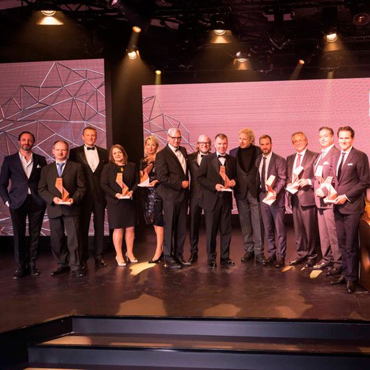 Neun BMW-Händler konnten sich über einen Sales-Award freuen. Neun BMW-Händler konnten sich über einen Sales-Award freuen.
