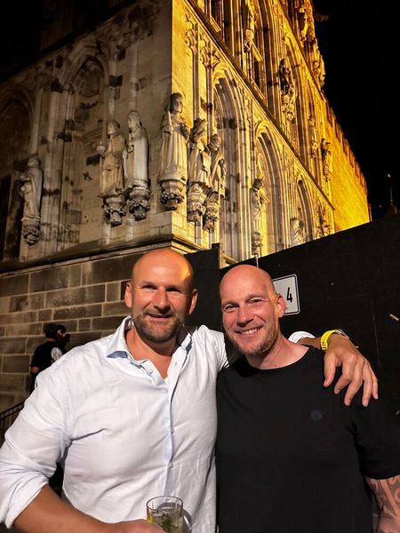 Tom Kompes (Littlebit) und Marc Wirtz (api) geben alles für die IT - sogar ihre letzten Haare. (Bild: Vogel IT-Medien GmbH)