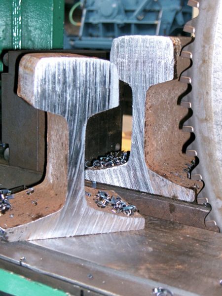 Produktivität und Automatisierung bestimmen die derzeitige Sägenentwicklung. Zum Klassiker Stahl gesellen sich heute immer stärker die schwer zerspanbaren Materialien mit hohem Nickel- und Chromgehalt, die den Sägespezialisten neue Herausforderungen stellen. (Bild: Sägenbörse)