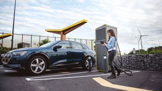 Nicht nur bei den voraussichtlichen Verbrauchswerten und dem Anteil der öffentlichen Tankvorgänge sind sich Industrie und Politik uneinig. (Fastned)