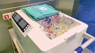 Die geöffnete Heart Box – sie enthält ein Kühlsystem, eine Kreislaufpumpe und einen Oxygenator. (Bild: DHZC)