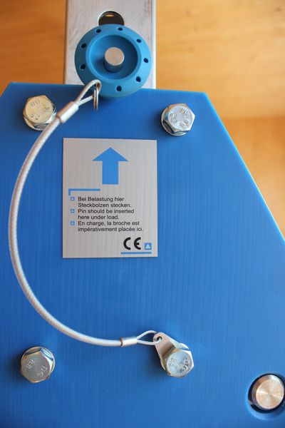Mit dem gebördelten Edelstahl-Halteseil wird der Steckbolzen am Kran befestigt und ist damit unverlierbar. (Bild: Juliana Pfeiffer)