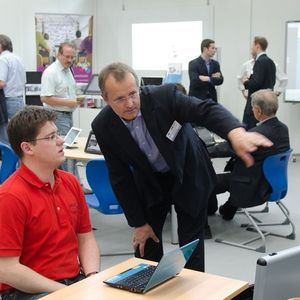 Hans-Christoph Frommann, Geschäftsführer von Mobile IT-Service, zeigt Besuchern die Möglichkeiten des digialen Klassenzimmers.