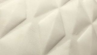 Details wie dieses Rautenmuster sind mit anderen Verfahren nur schwer umsetzbar. Mittels Low-Force-Stereolithografie (LFS) können jedoch präzise Musterungen in Kleinserien angewendet werden. (Bild: Formlabs)