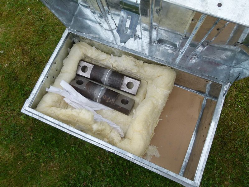 Die Stahlbolzen wurden vor dem Weltrekordversuch im Institut für Schweißtechnik und Fügetechnik (ISF) der RWTH Aachen unter Aufsicht von Rekordrichter Olaf Kuchenbecker vom Guinness World Records Deutschland, mit etwa 1g des 2-Komponenten-Konstruktionsklebstoffs auf Epoxidharzbasis, 3M Scotch-Weld DP 760, fachgerecht geklebt. (Bild: Juliana Pfeiffer)