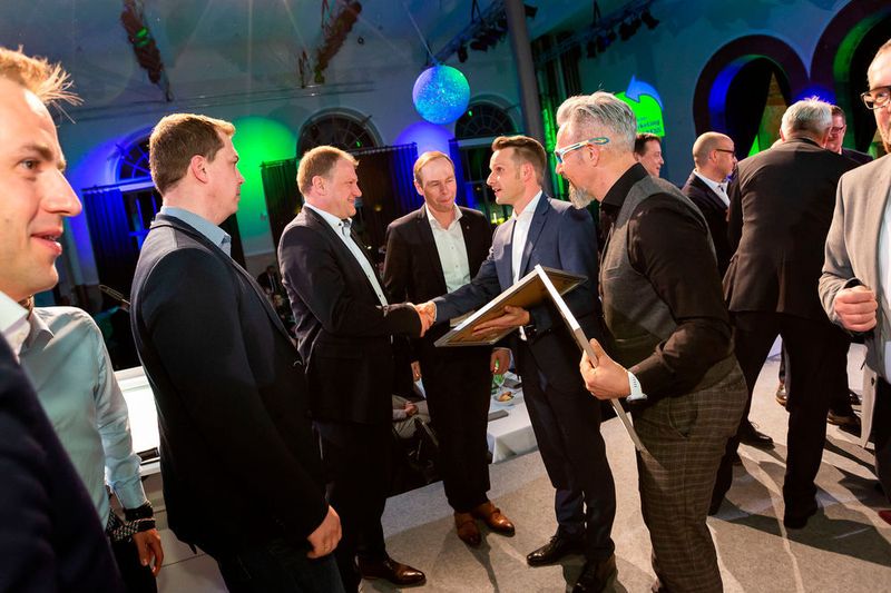 Die Juroren Johannes Höfflin und Marc Kappes sind die ersten Gratulanten. (Stefan Bausewein)