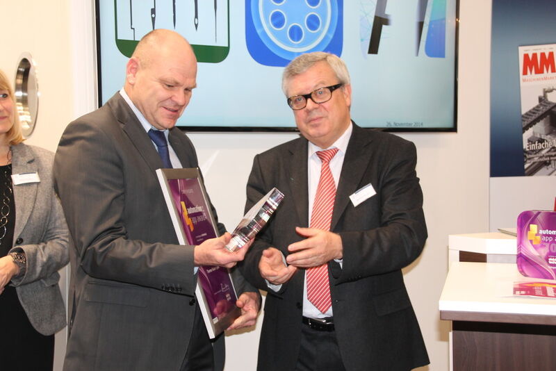 Für Thermo Fisher nahm Joern Kowalewski von der Macio GmbH (l.) den Award von elektrotechnik Chefredakteur und Jury-Mitglied Reinhard Kluger (r.) entgegen. (Bild: VBM)