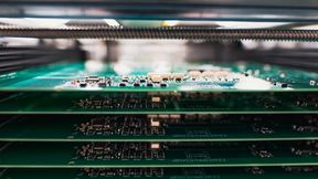 Mit der zunehmenden Vernetzung industrieller Systeme wächst die Bedeutung von Cybersicherheit entlang des gesamten Maschinenlebenszyklus – von der Entwicklung bis zum Betrieb. (Bild: Lenze)