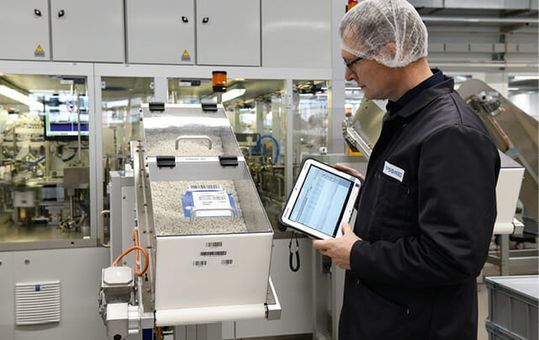 (Durchgängige Rückverfolgbarkeit über Anmeldung der Halbfabrikat-Chargen an der Montagelinie. Bild: IGZ)