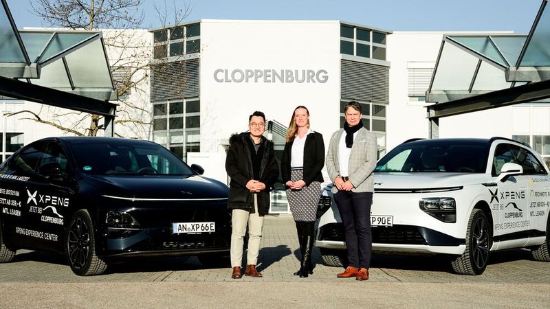 Cloppenburg Automobil SE ist Vertriebspartner von Xpeng: (v.l.) Kai Qian, Country Manager Xpeng Deutschland, Vera Paller, Standortleiterin, und Bart Gerris, Vorstandsvorsitzender der Cloppenburg Gruppe(Bild:  XPeng)