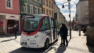 Eines der Navya-Shuttles in der Hofer Innenstadt. (Shuttle-Modellregion Oberfranken)