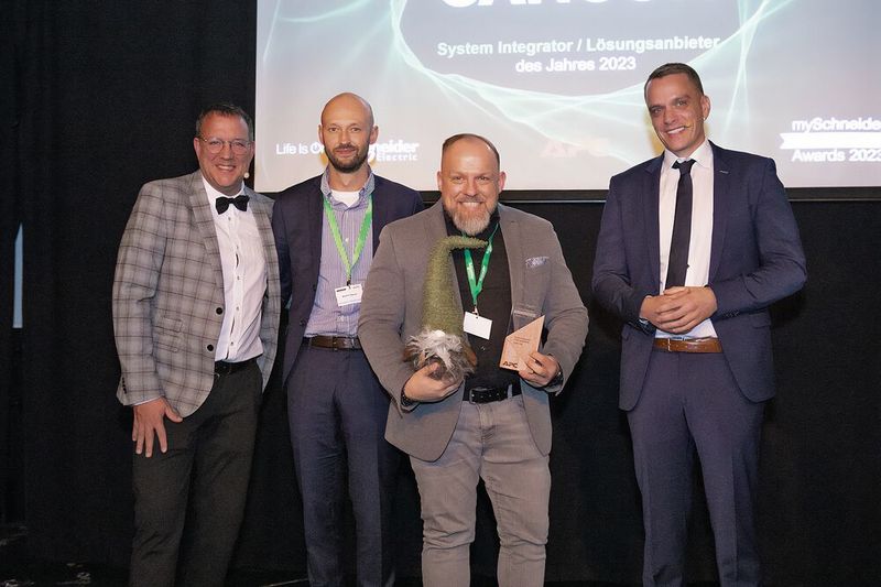 Timo Stein und Martin Baron (m., Cancom) freuen sich sehr über ihren Award. (Bild: Schneider Electric)