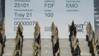 Bild 1: Die edlen Füller von Montblanc kommen mit einer Goldfeder. Logistiker optimierten mit den Mitarbeitern den Materialfluss in der Produktion. (Bild: Montblanc)