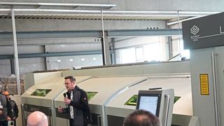 BLM-Deutschland-Geschäftsführer Andreas Köster präsentiert Besuchern des Roadshow-Termins seines Unternehmens am 9. und 10. Februar 2023 bei der Altec Aluminium-Technik GmbH in Mayen die speziell für die Verarbeitung von Aluminium ausgelegte Konfiguration des High-End-Rohrlasers LT7. (Bild: BLM)