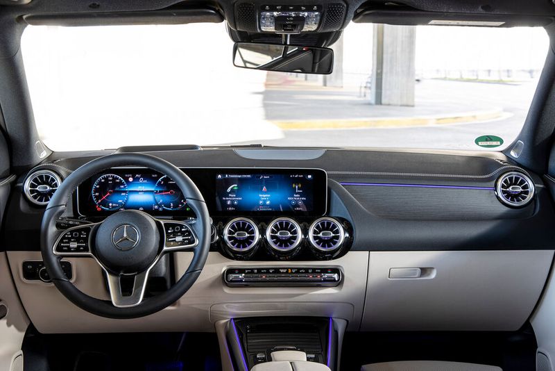 In der höchsten Ausbaustufe des MBUX-Infotainmentsystems thronen zwei jeweils 10,25 Zoll große Displays auf dem Armaturenbrett. (Bild: Daimler)