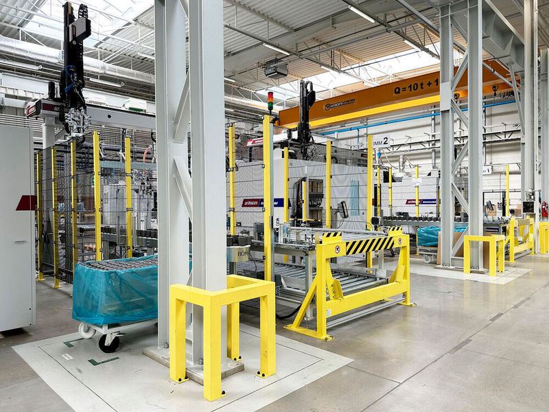 Trimmed for efficiency: the new injection moulding facility achieves a high automation level. (Source: Wittmann)