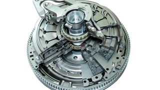 Bei der trockenen Doppelkupplung liegen zwei Kupplungen auf zwei Antriebswellen und bedienen jeweils die ungeraden und die geraden Gänge. Bild: Luk (Archiv: Vogel Business Media)