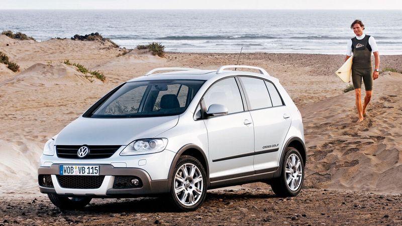 Der bei Generation 5 angebotene Cross-Golf basiert auf dem Golf Plus und ist eine Mischung aus SUV und Van. Wie alle Cross-Modelle wurde dieser ausschließlich mit Frontantrieb angeboten. Neben optischen Gadgets verfügt er über ein 20 Millimeter erhöhtes Fahrwerk (Schlechtwegefahrwerk). (Bild: Volkswagen AG)