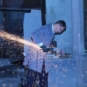 Der Metabo-Vorstandsvorsitzende Horst W. Garbrecht demonstriert die Leistungsfähigkeit der neuen kompakten Winkelschleifer.