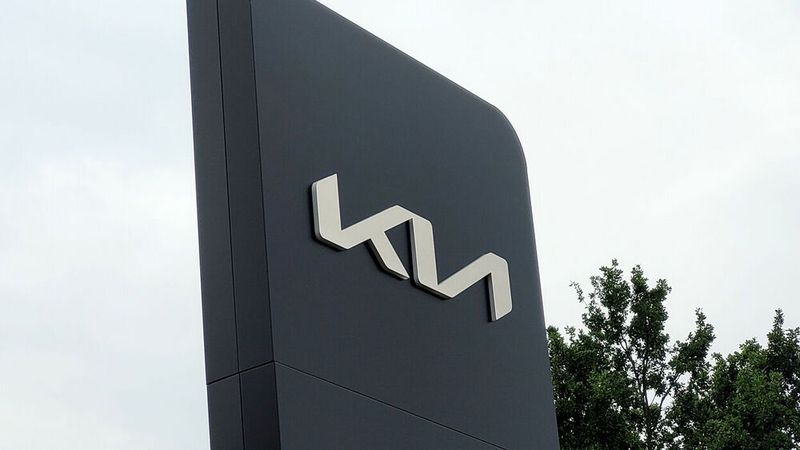 Das neue Kia-Logo soll schon bald auch an den Autohäusern des koreanischen Fabrikats zu sehen sein.(Bild:  Wehner- Vogel Communications Group)