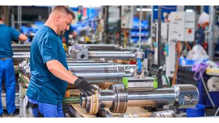 Produktion von Zylindern in großen Dimensionen bei Weber-Hydraulik. (Bild: Weber-Hydraulik / Werbeagentur Marks)