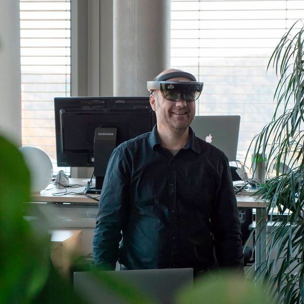 Centigrade konzipierte ein Virtual-Reality-Setup, mit dem Tester in die Rolle eines Schichtführers in einer Festo Werkshallen per AR-Datenbrillen schlüpfen können. (Centigrade)