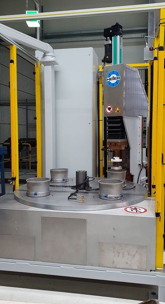 Die Heller-Sonderschweißmaschine bei Fissler, die mit TOX-Electricdrive ausgerüstet ist. Hinten wird geheftet, während vorne zwei Nester mit Topfkomponenten bestückt werden können. (TOX Pressotechnik)