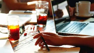 Ziel des Digital-Incubator-Modells ist es, dass ein Unternehmen langfristig von den Beratungsleistungen profitiert, das gewonnene Know-how immer mehr nach innen verlagert und parallel die Agenturleistung nach und nach reduziert.  (Bild: gemeinfrei)