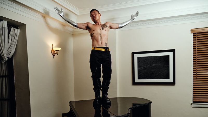 Verschiedene Musiker sind im Pirelli-Kalender 2022 abgebildet, so etwa der chinesisch-stämmige Hip-Hopper Bohan Phoenix. (Bild: Pirelli Kalender 2022, Bryan Adams)