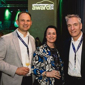 Ready für die Preisverleihung: Das Team vom Autohaus Peter war nominiert für den Gebrauchtwagen Award in der Kategorie Vertragshandel. Hier mit Wolfgang Michel (r.), Chefredakteur von »Gebrauchtwagen Praxis«(Bild:  Stefan Bausewein)