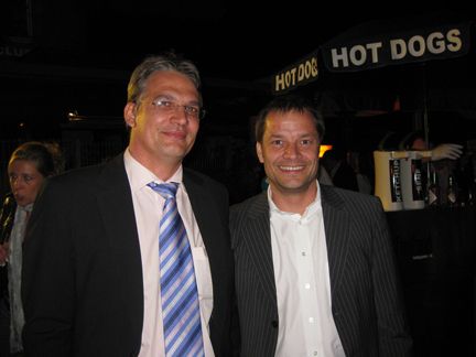 Gut gelaunt vor dem Hot-Dog-Stand: Jürgen Bösl von Epson und Christian Seidl von SySta (Archiv: Vogel Business Media)