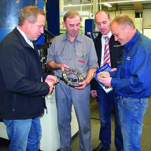 Herr Michael Tobisch (Ingersoll), Herr Stefan Schafforz (Claas), Herr Thomas Gottschalk (Ingersoll) und Herr Viktor Geier (Claas) diskutieren das Ergebnis derTestbearbeitungen und sind sichtlich zufrieden (v.l.n.r.).